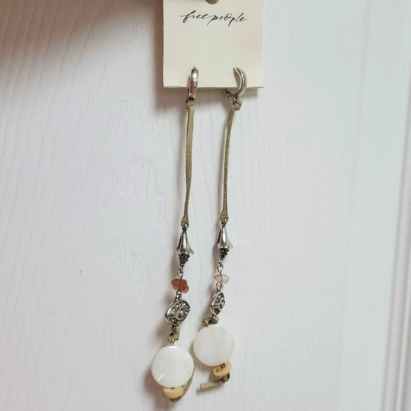 Free People Treasure Dangles/Mother of Pearl - Picture 5 of 9